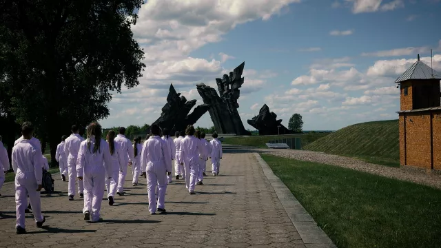 Bild: Up the hill: die Abschlussperformance des internationalen Erinnerungsprojektes Always remember. Never forget