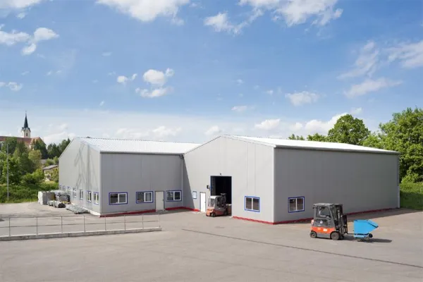 Bild: Halle trifft Licht - Stahl-Systemhalle für Zizala Lichtsysteme GmbH