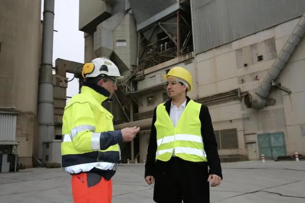 Bild: Bürgermeister Timur Özcan, Walzbachtal, lernt das OPTERRA Zementwerk kennen