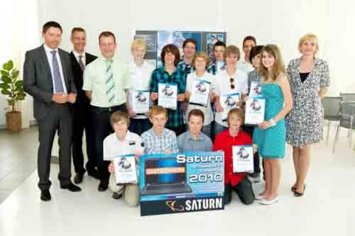 Die Schüler der Gewinnerschule mit Saturn GF Thomas Pöcheim (1.v.l.) und Partnern