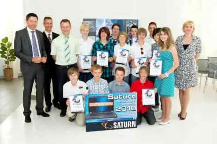Bild: Saturn präsentiert den Gewinner des Schulwettbewerbs