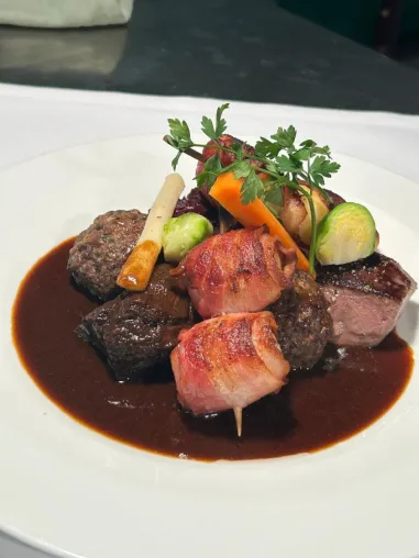Bild: Privathotels Dr. Lohbeck: Wildes Surf & Turf im Heide Kröpke