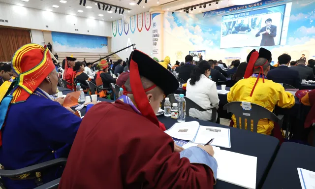 Bild: Internationale Vortragsreihe wird zum Zentrum religiöser Harmonie – einzigartig offener herzlicher Austausch.