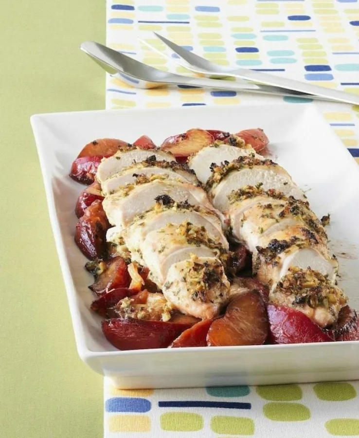 Hähnchenbrust mit Kräutern auf Pflaumen