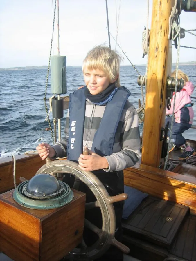 Bei den Familientörns von Classic Sailing darf jeder mal Steuermann sein