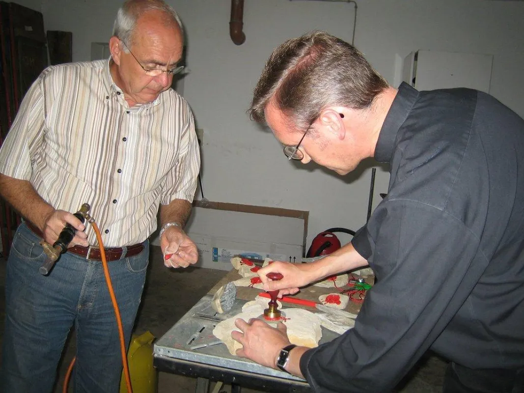 Pfarrer Gerald Haringhaus und Hans-Josef Marx bereiten sich auf die Großveranstaltung vor.
