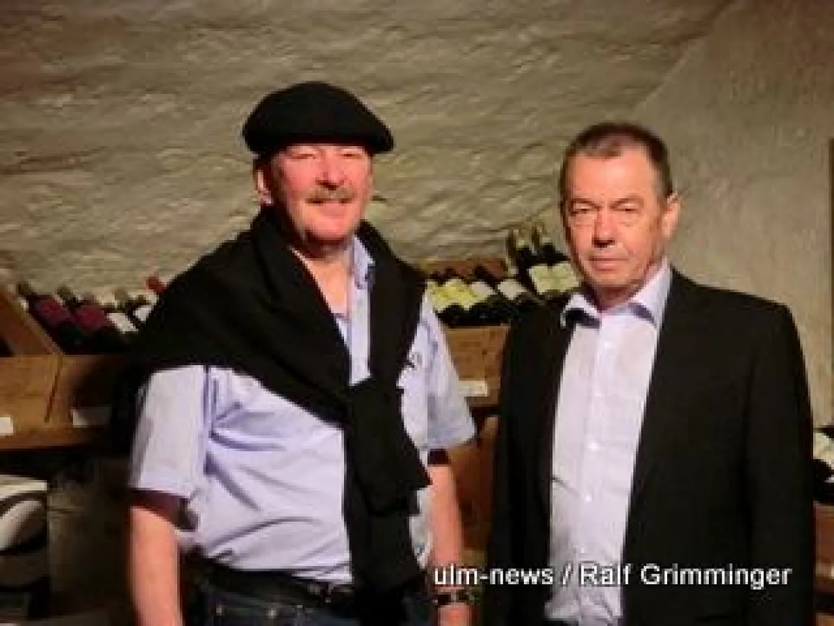 Herbert Kretschmer (li.) übergibt die Wein-Bastion an Walter Göbel