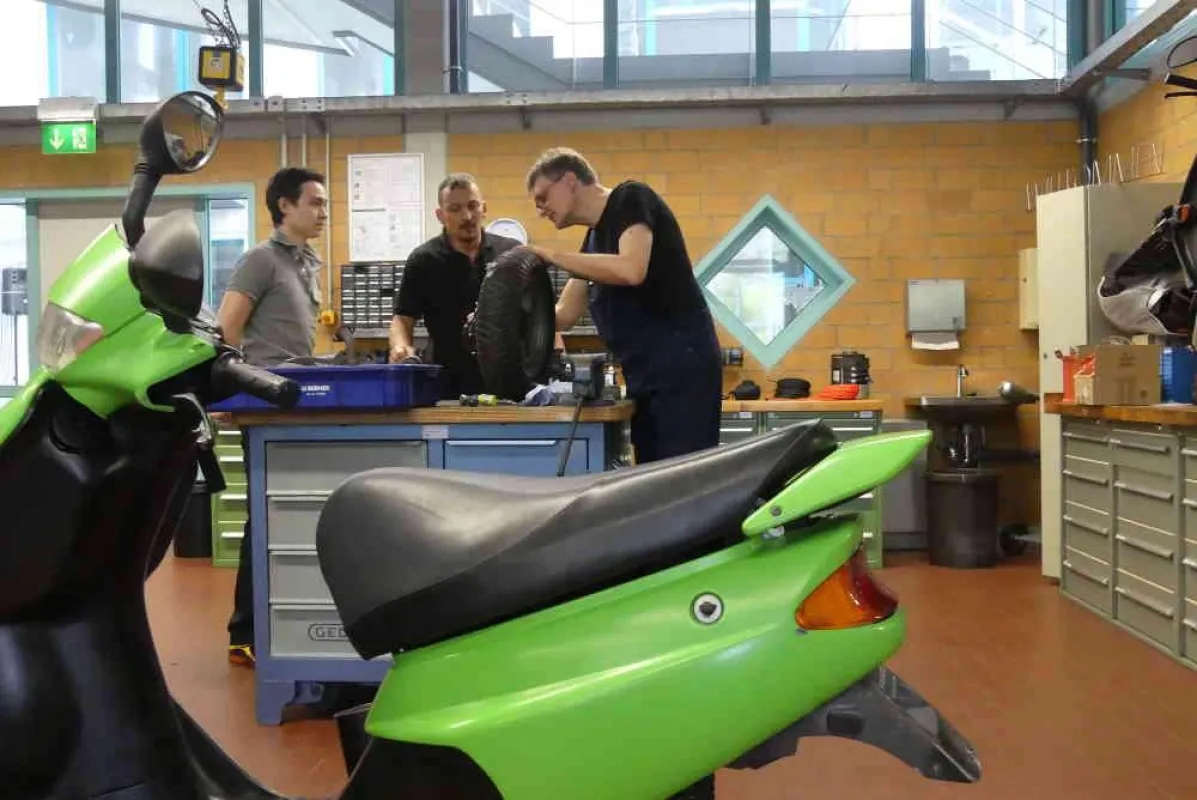 Thomas Hentschel (rechts) mit den Lehrern Benjamin Doehrer (Mitte) und Philipp Henzler beim Roll