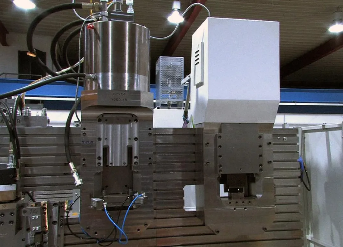 Generationenvergleich: die neue 2000 kN NC-Presse (re.) neben der 1600 kN Presse von Schmale