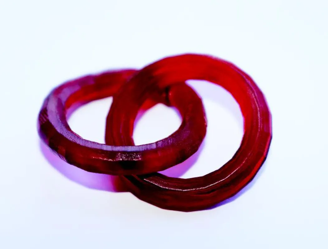 Image 1: With the new “TwoCure” process printed ring-in-ring structure, manufactured without support structures and without platform contact. (© Fraunhofer ILT & Rapid Shape GmbH.)