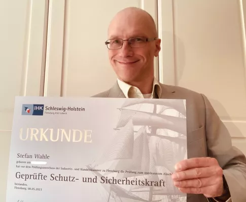 Bild: Meisterfeier der IHK Schleswig-Holstein 2024 in Lübeck mit Wirtschaftsminister (SH) Claus Ruhe Madsen