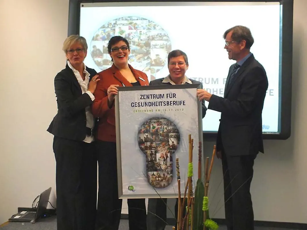 Symbolische Schlüsselübergabe