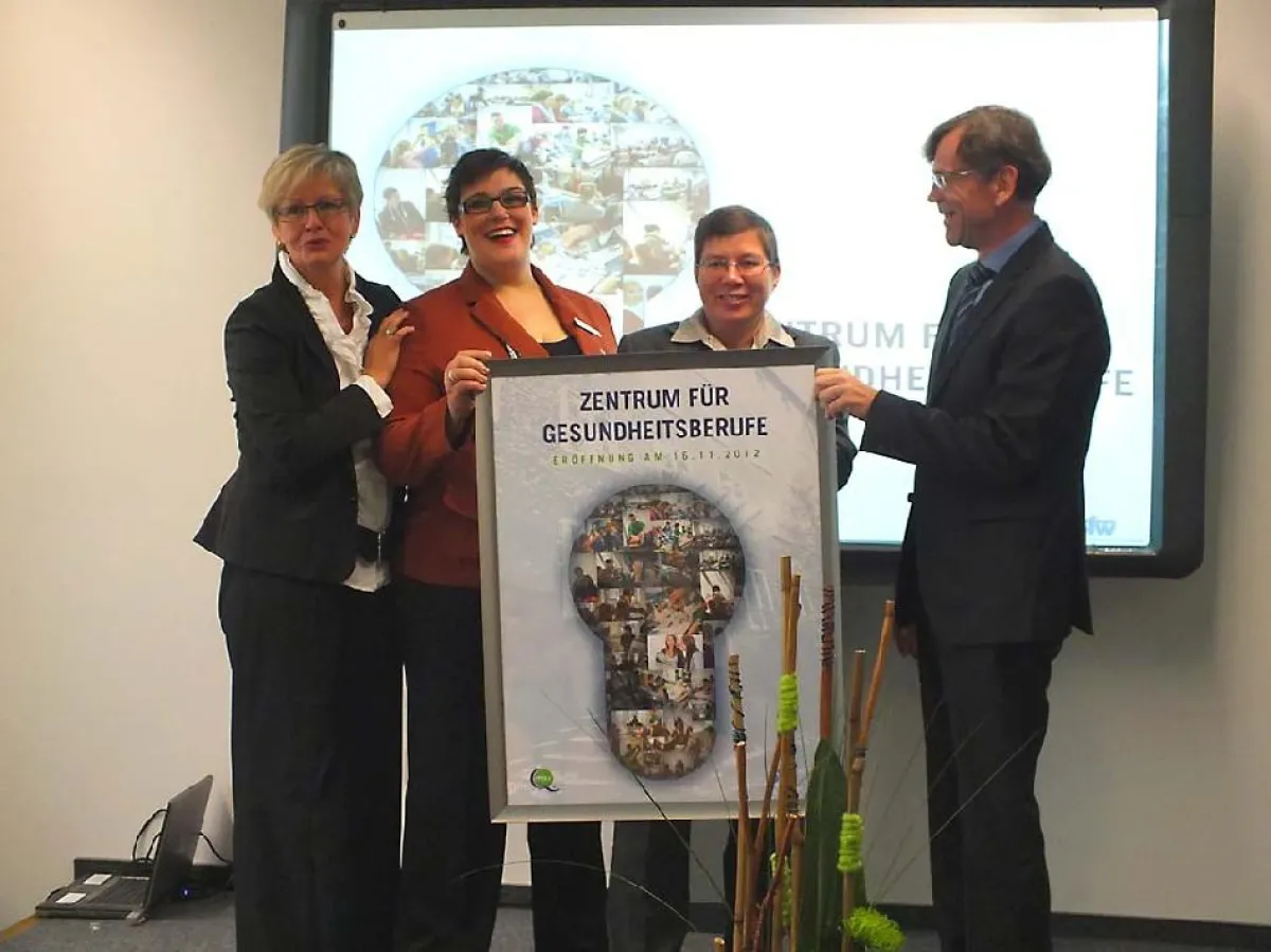 Symbolische Schlüsselübergabe