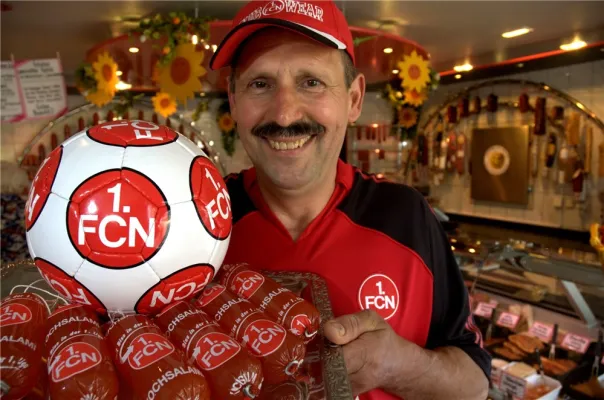 Bild: Unterstützung mit Biss – Steiner beim 1.FC Nürnberg! 12.600 Kilo Kochsalami im Frankenstadion?