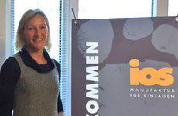 Bild: Mareen Hufe holt Silber beim IRONMAN Australia IOS-Technik unterzeichnet mit der Triathletin Sponsoringvertrag