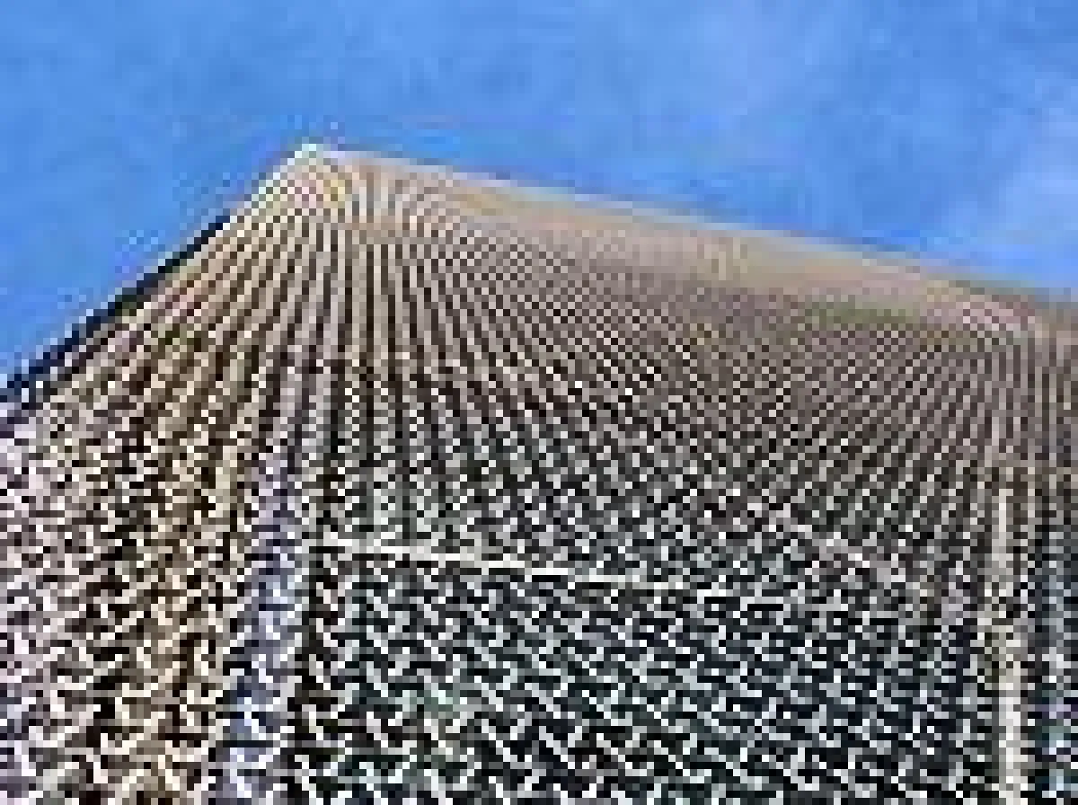 Das GKD-Bronzegewebe umhüllt den Glaskörper der Synagoge wie ein goldener Schleier. (Bild: GKD)