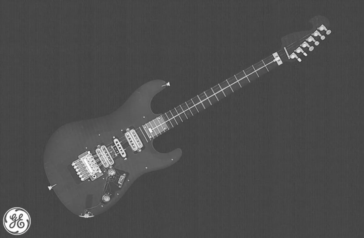 CT-Scan einer E-Gitarre