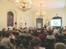Bild: Rund 100 Besucher informieren sich im Mainzer Schloss über 'Gelenke und Gefäße'