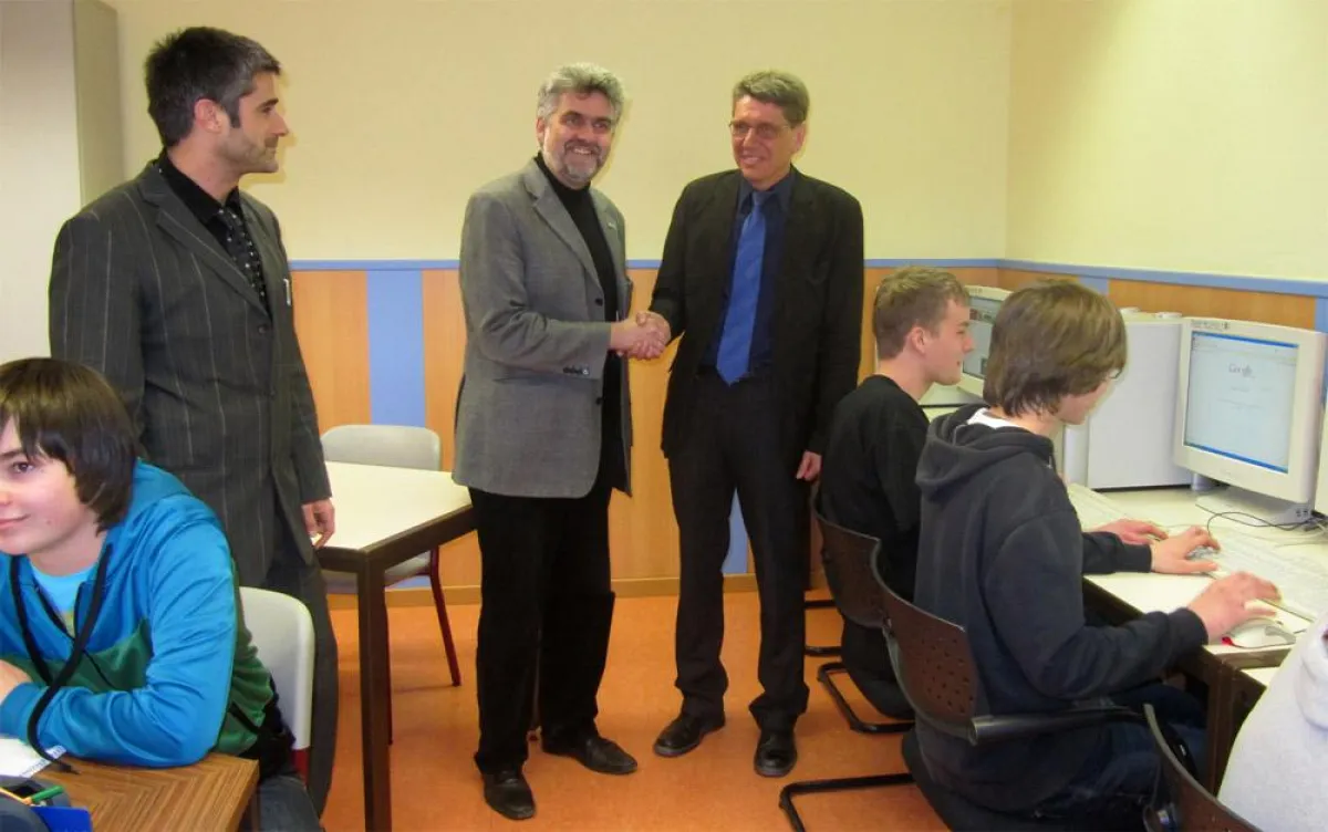 Hochschul-Rektor Prof. Dr. Armin Willingmann (3.v.l.) überreichte Schulleiter Dr. Rolf Warnecke (3.v.r.) moderne Computertechnik.