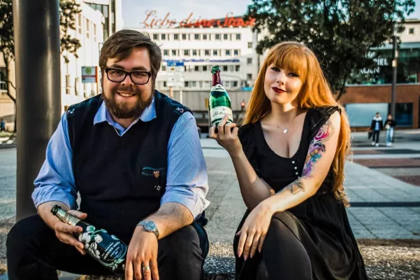 Im Champagnerrausch der neuen 20er: Podcast „The Good, the Bad & the Bubbly“ geht in die zweite Runde! Bild: Im Champagnerrausch der neuen 20er: Podcast „The Good, the Bad & the Bubbly“ geht in die zweite Runde!