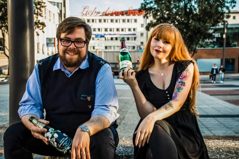 Bild: Im Champagnerrausch der neuen 20er: Podcast „The Good, the Bad & the Bubbly“ geht in die zweite Runde!