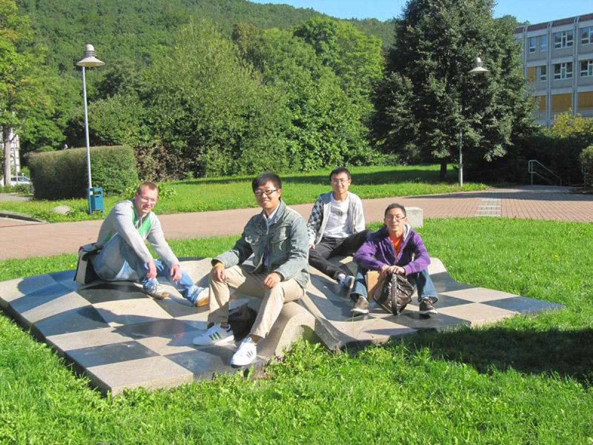 Informatikstudent Steven Behne berät und unterstützt die chinesischen Austauschstudenten (v.l. XU Yongjun, ZHANG Haitao, CAO Yimin