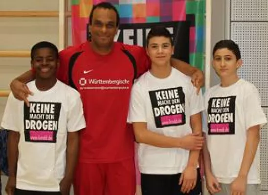 Bild: „Keine Macht den Drogen“ rufen die Schüler im Ackermannbogen