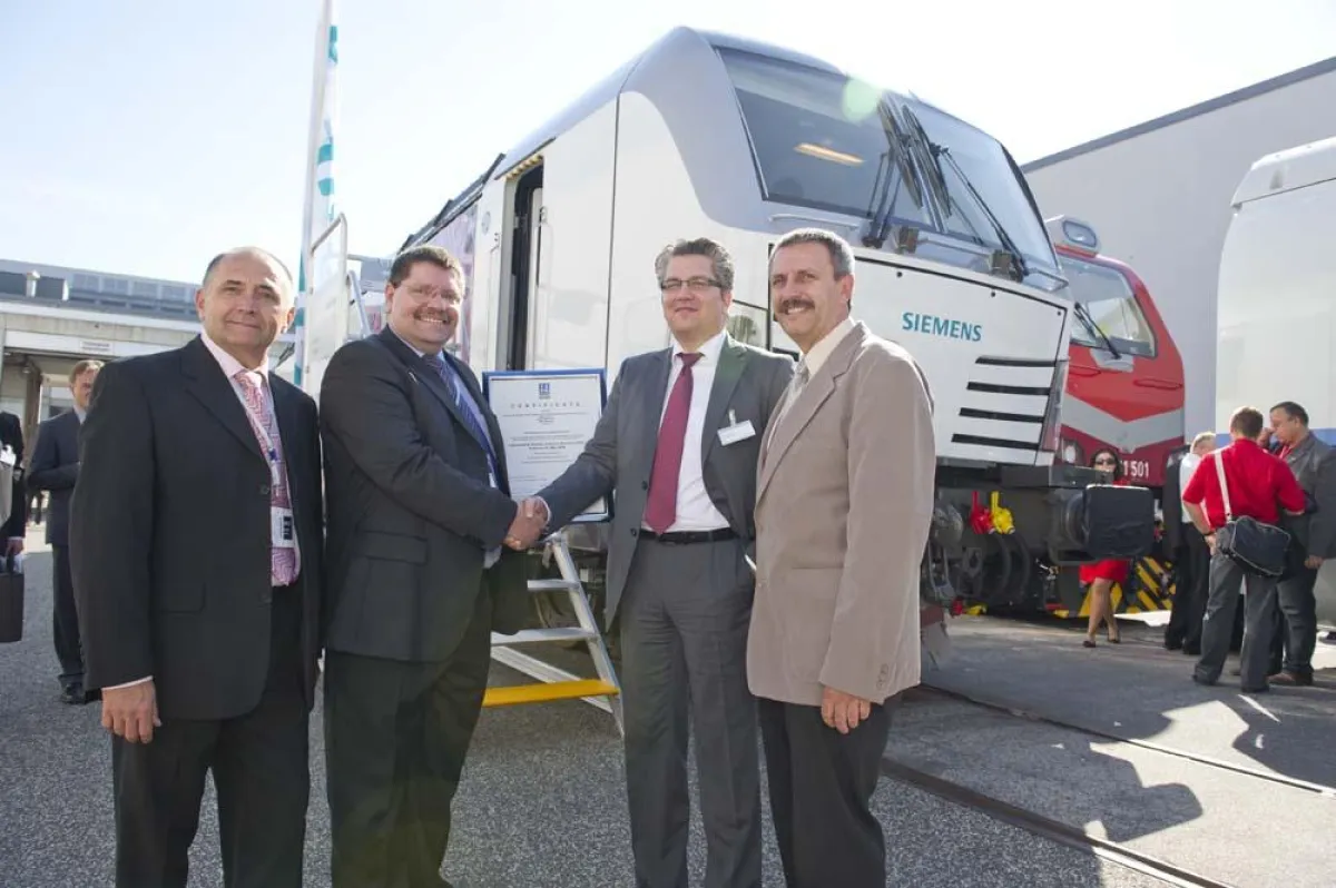 Die Zertifikatsübergabe (v.l): M. Voglsberger, DNV; G. Herbst, DNV; J. Rosenzweig, Siemens und G. Kohlross, Siemens