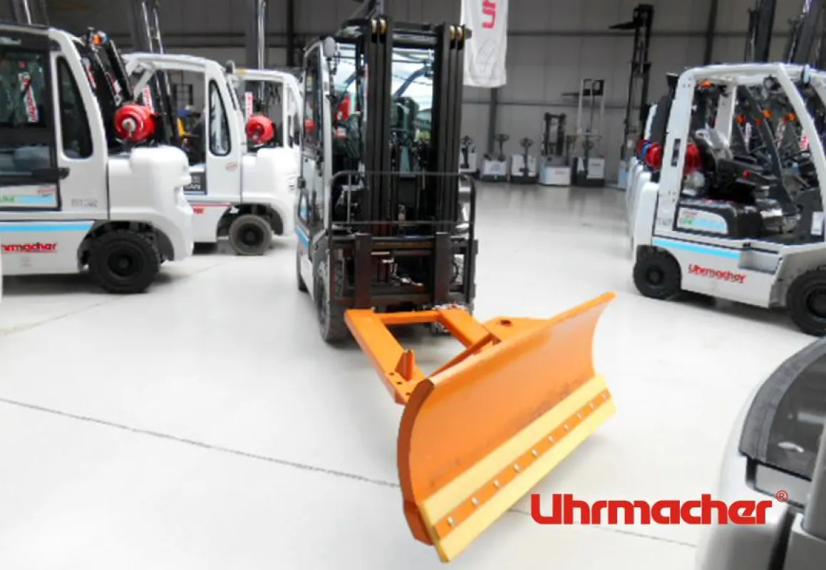 Winter-Anbaugeräte von Uhrmacher ©Uhrmacher Industriefahrzeuge KG