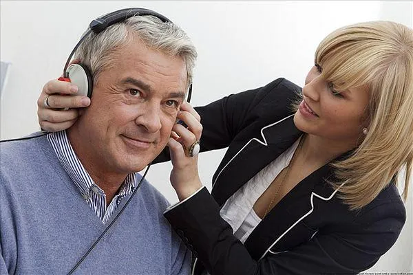 Bild: Hörtests am laufenden Band – Im April startet wieder die große Hörtour der Fördergemeinschaft Gutes Hören