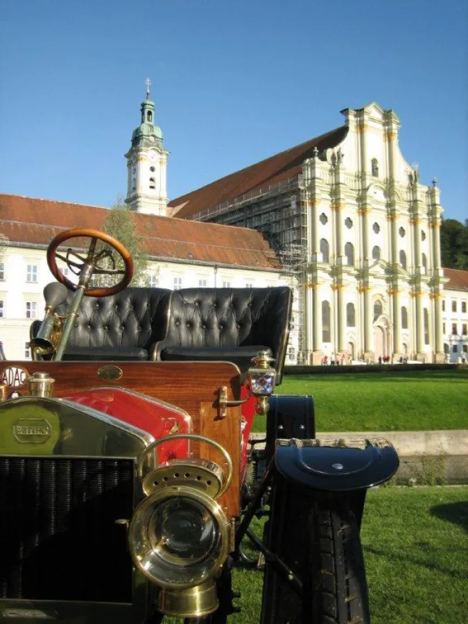 Auch Autos aus der Messing-Aera vor 1920 kommen vor der Kulisse der Barockkirche gut zur Geltung.
