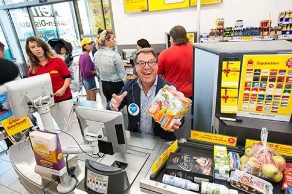 Bild: Weltkindertag: Patrick Lindner kassiert gegen Kinderarmut / Netto verdoppelt Kundenspenden