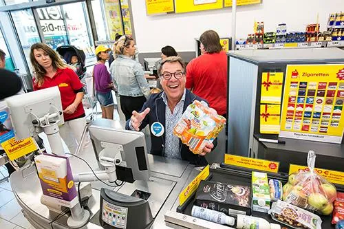 Weltkindertag: Patrick Lindner kassiert gegen Kinderarmut / Netto verdoppelt Kundenspenden Bild: Weltkindertag: Patrick Lindner kassiert gegen Kinderarmut / Netto verdoppelt Kundenspenden