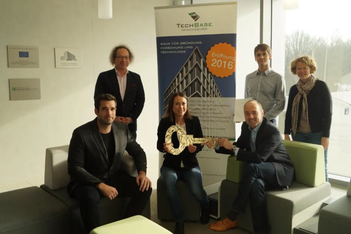 „Schlüsselübergabe“ für das digitale Gründerbüro der Uni Regensburg in der TechBase