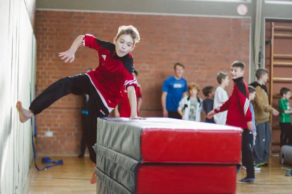 Bild: Gesundheitsnetz QuE eG Nürnberg fördert Parkour-Projekt für Kinder mit 10.000 Euro