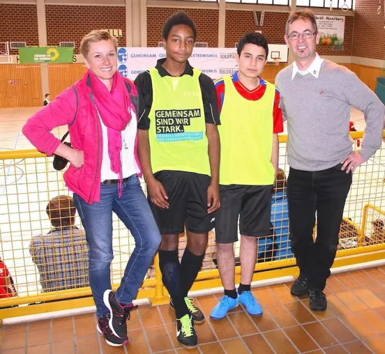 Bild: Bunte Teams sporteln gegen braunes Gedankengut