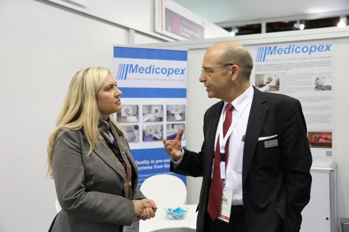 F. Dickopp, GF Medicopex GmbH im Gespräch mit Staatsministerin Melanie Huml