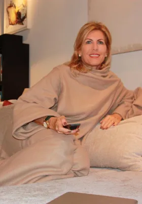 Bild: Neu: Knuffy - Die trendige Kuscheldecke mit Ärmel