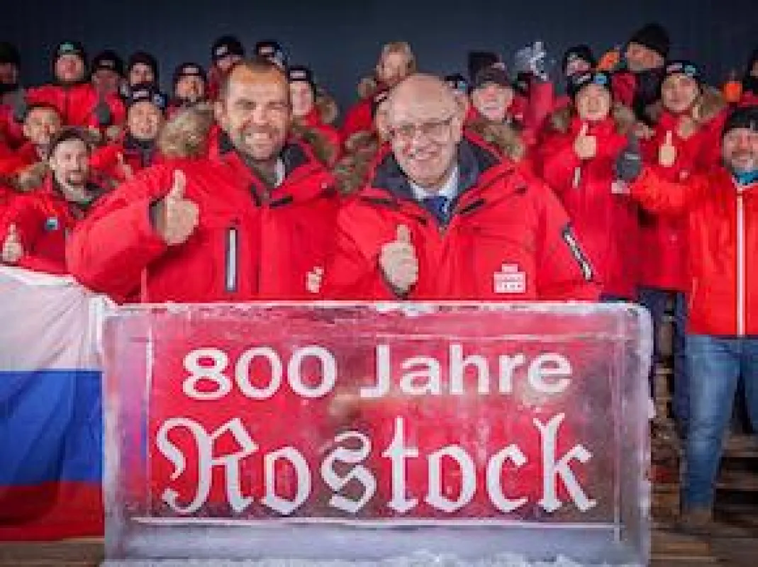 Karls Inhaber Dahl (li.) und Rostocks Oberbürgermeister Methling geben Startschuss für neue Eiswelt