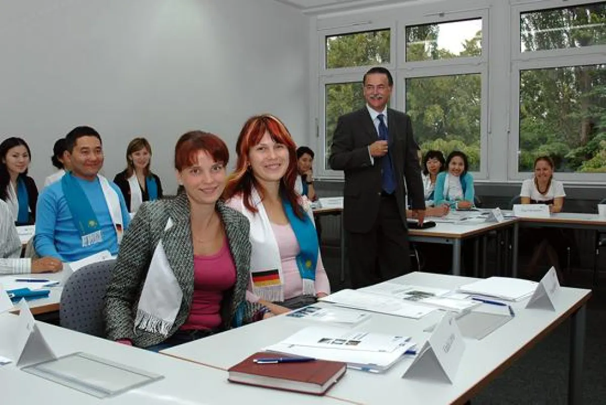 Wirtschaftsakademie-Geschäftsführer Dr. Detlef Reeker begrüßt die 20 Führungskräfte aus Kasachstan