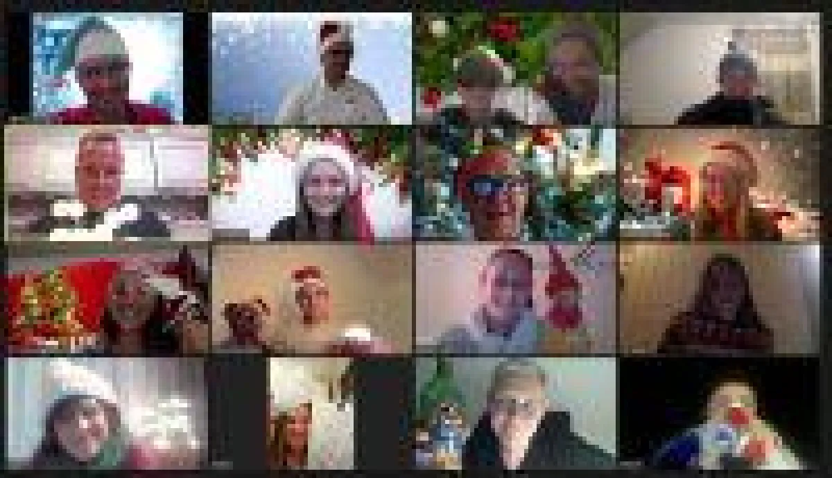 Virtuelle Weihnachtsfeier mit teamgeist, Screen mit feierndem Team