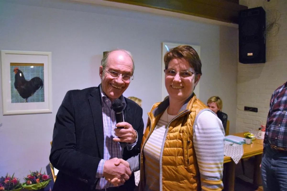 Frank Nordmann, 1. Vorsitzender TCW, gratuliert Dr. Grit Andersen zur Wahl als Sportwartin (in 2018)