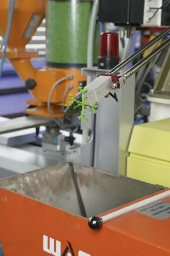 Durch den Angusskanal wird der flüssige Kunststoff in die Form gespritzt. Später werden die Kunststoffteile automatisch vom Produkt abgetrennt und dem Produktionszyklus wieder zugeführt.