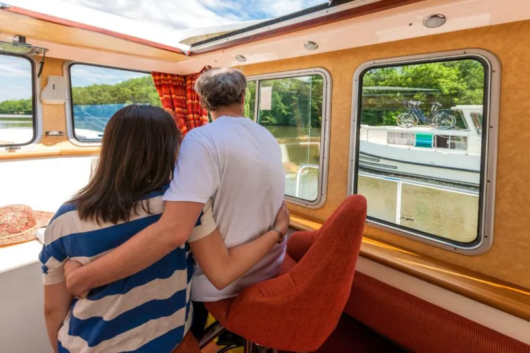 Romantik an Bord – Paare genießen Nähe und Zweisamkeit auf den Hausbooten von Locaboat Holidays Bild: Romantik an Bord – Paare genießen Nähe und Zweisamkeit auf den Hausbooten von Locaboat Holidays