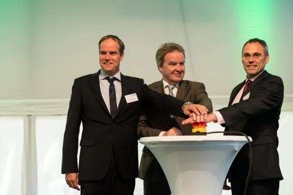 Minister Untersteller weiht Holz-Heizkraftwerk ein Bild: Minister Untersteller weiht Holz-Heizkraftwerk ein