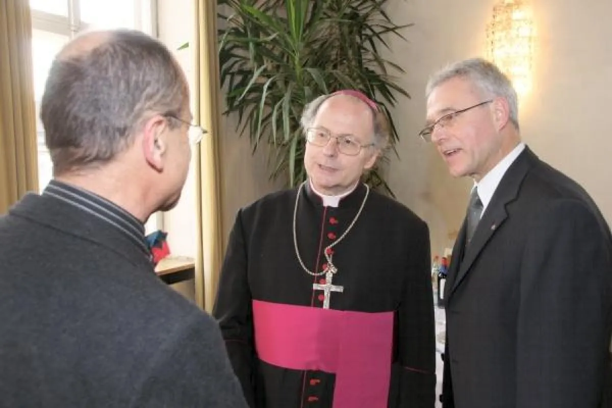Bischof Dr. Joachim Wanke (m.) im Gespräch mit Direktor P. Claudius Amann (r.) und Prof. Dr. Günther Schatz von der KSFH Benediktbeuern (l.)