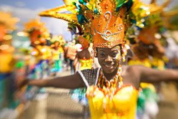 Bunte Kostüme unter karibischer Sonne: Curaçao lädt zum Karneval Bild: Bunte Kostüme unter karibischer Sonne: Curaçao lädt zum Karneval