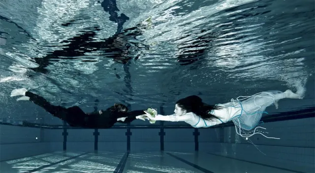 Bild: Erste Bilder von der Beluga-Unterwasser-Brautmode