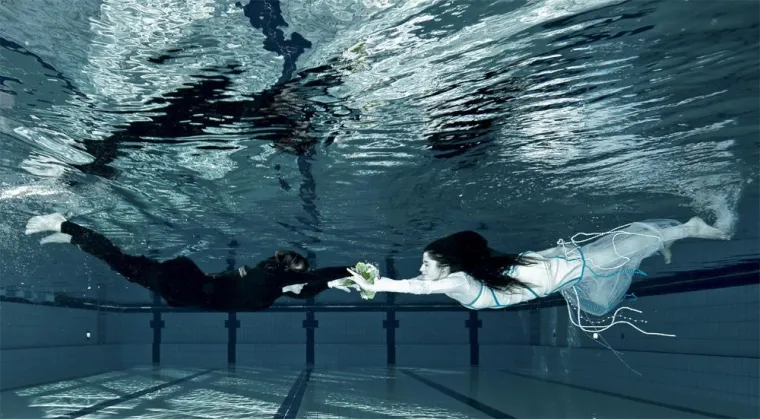 Bild: Erste Bilder von der Beluga-Unterwasser-Brautmode