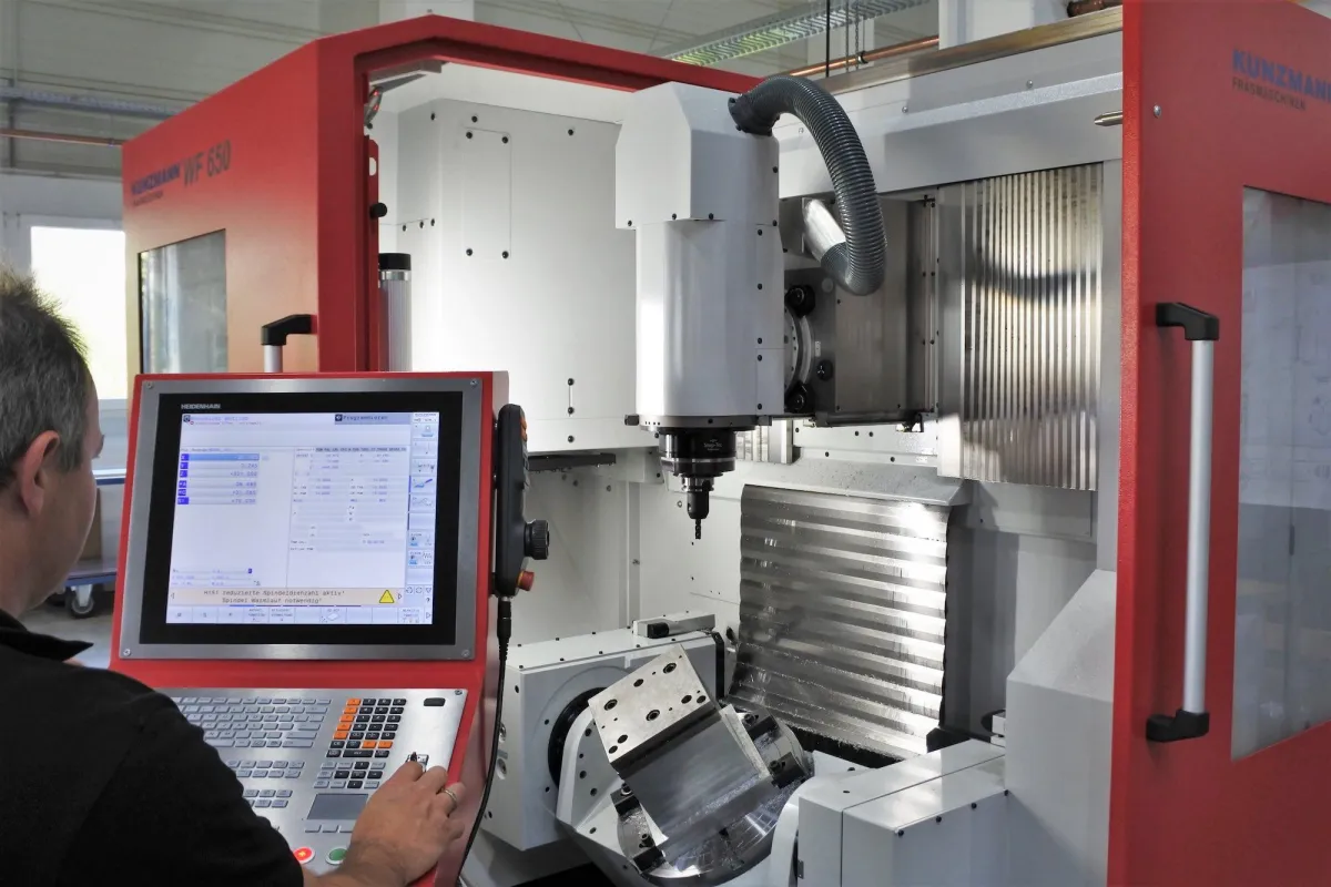 KUNZMANN 5-Achs-Simultan-Version der WF 650 mit CNC-Schwenk-/Rundtisch (Foto: KUNZMANN).